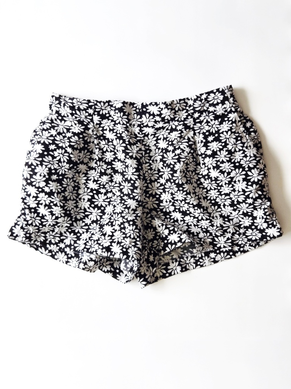LOFT Black White Floral Daisy Pleated Shorts Elastic Waist Pockets Size SP
